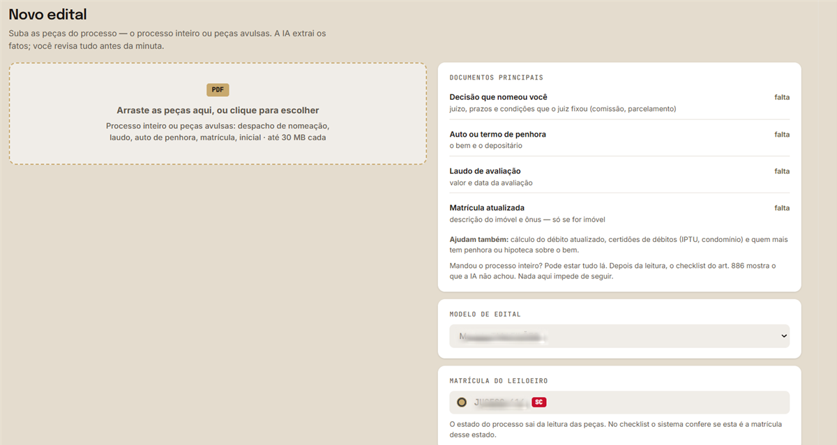 Tela Novo edital: área para arrastar as peças do processo em PDF e, ao lado, a lista de documentos principais — decisão de nomeação, auto de penhora, laudo de avaliação e matrícula — com o modelo de edital e a matrícula do leiloeiro